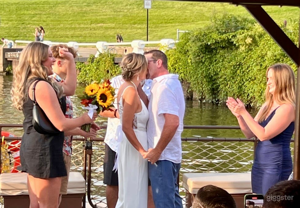 The Extra Large Tiki Barge (49 guests) Photo 4