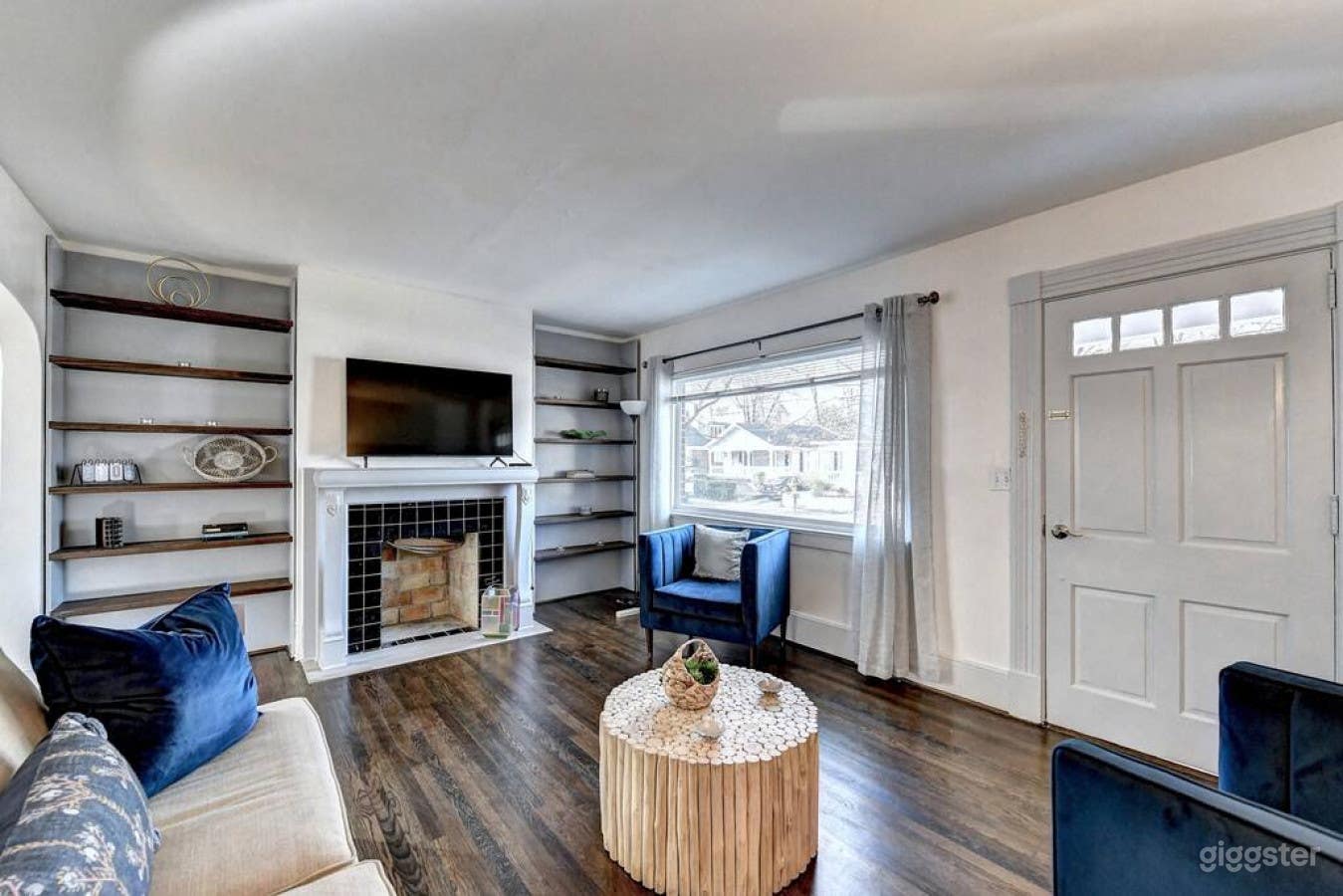 Newly Remodeled Modern House Photo 2