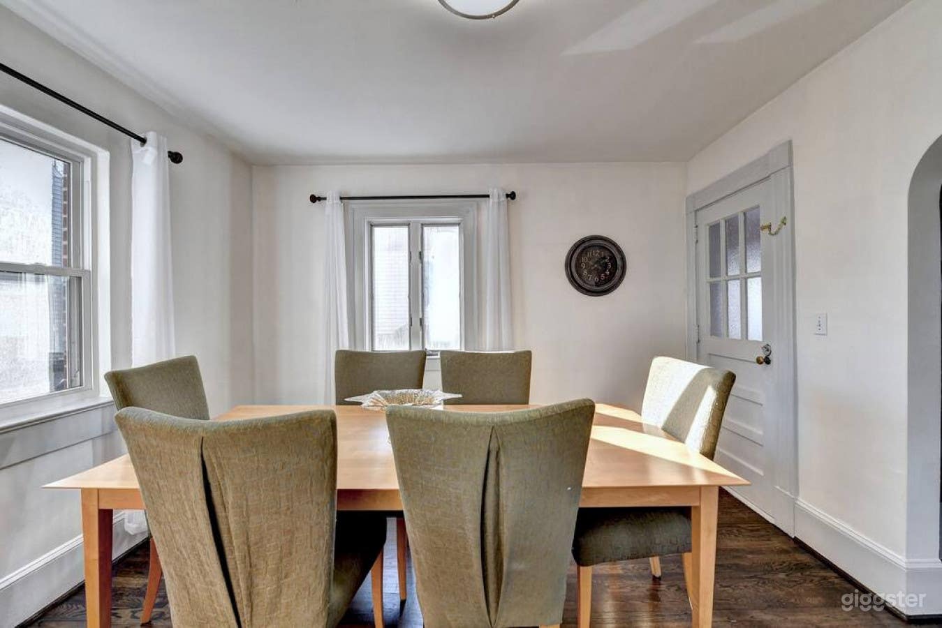 Newly Remodeled Modern House Photo 3