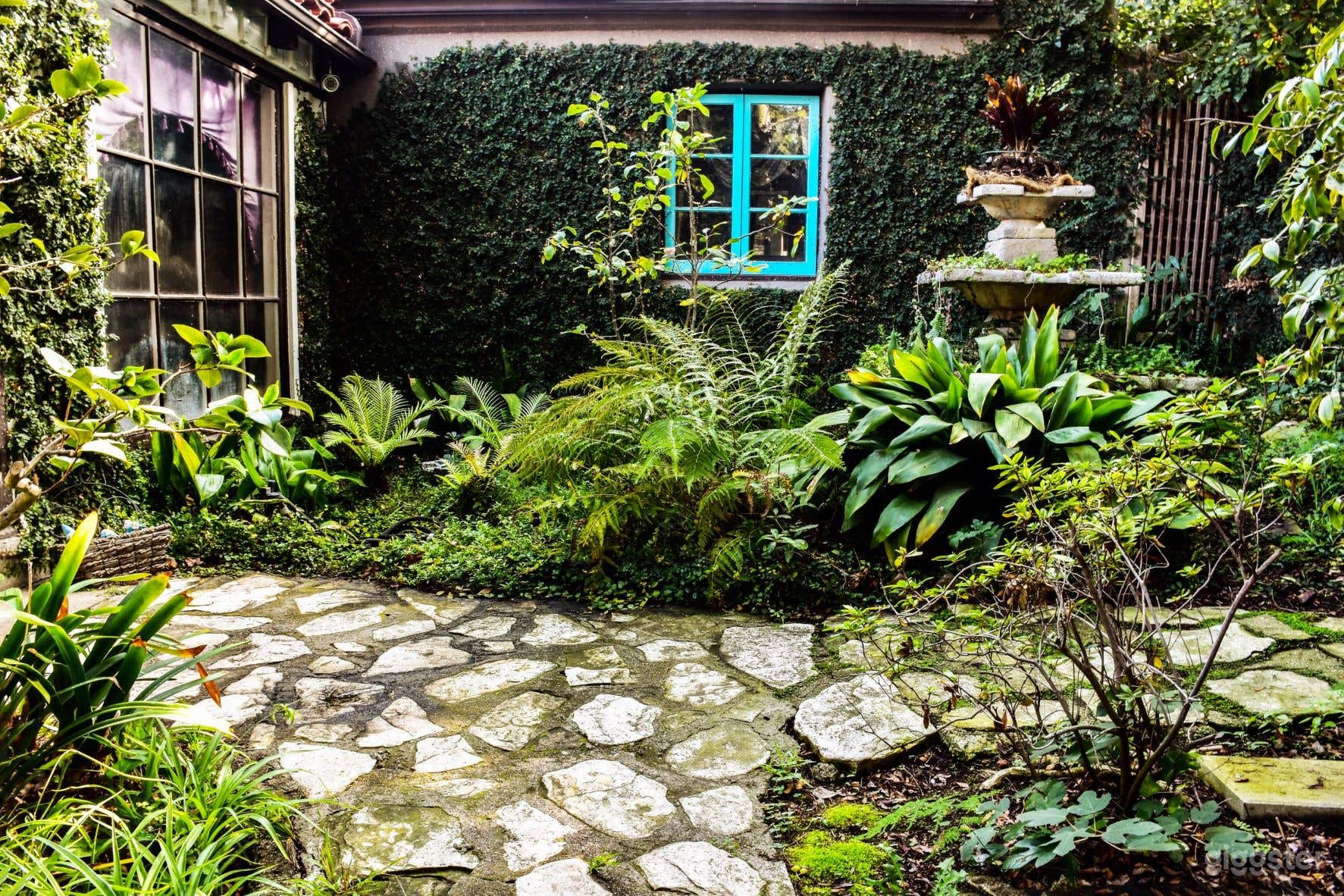 Lush Jungle &amp; Outdoor Studio Photo 2