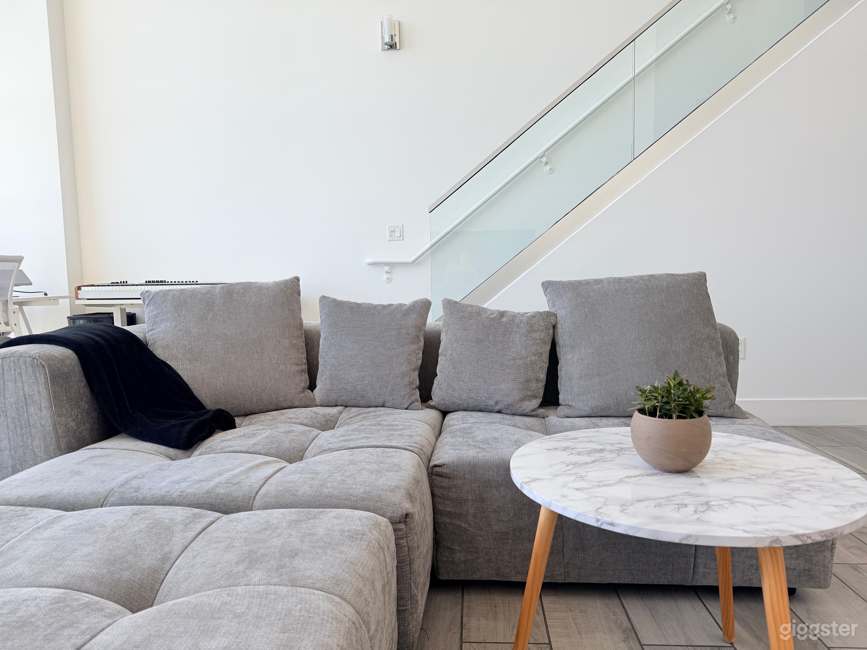 Bright Hollywood Loft with City Views Photo 3
