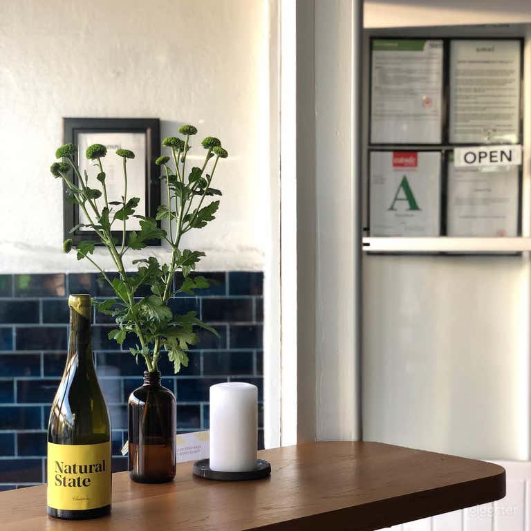  Atmospheric and Friendly Bar-Restaurant 