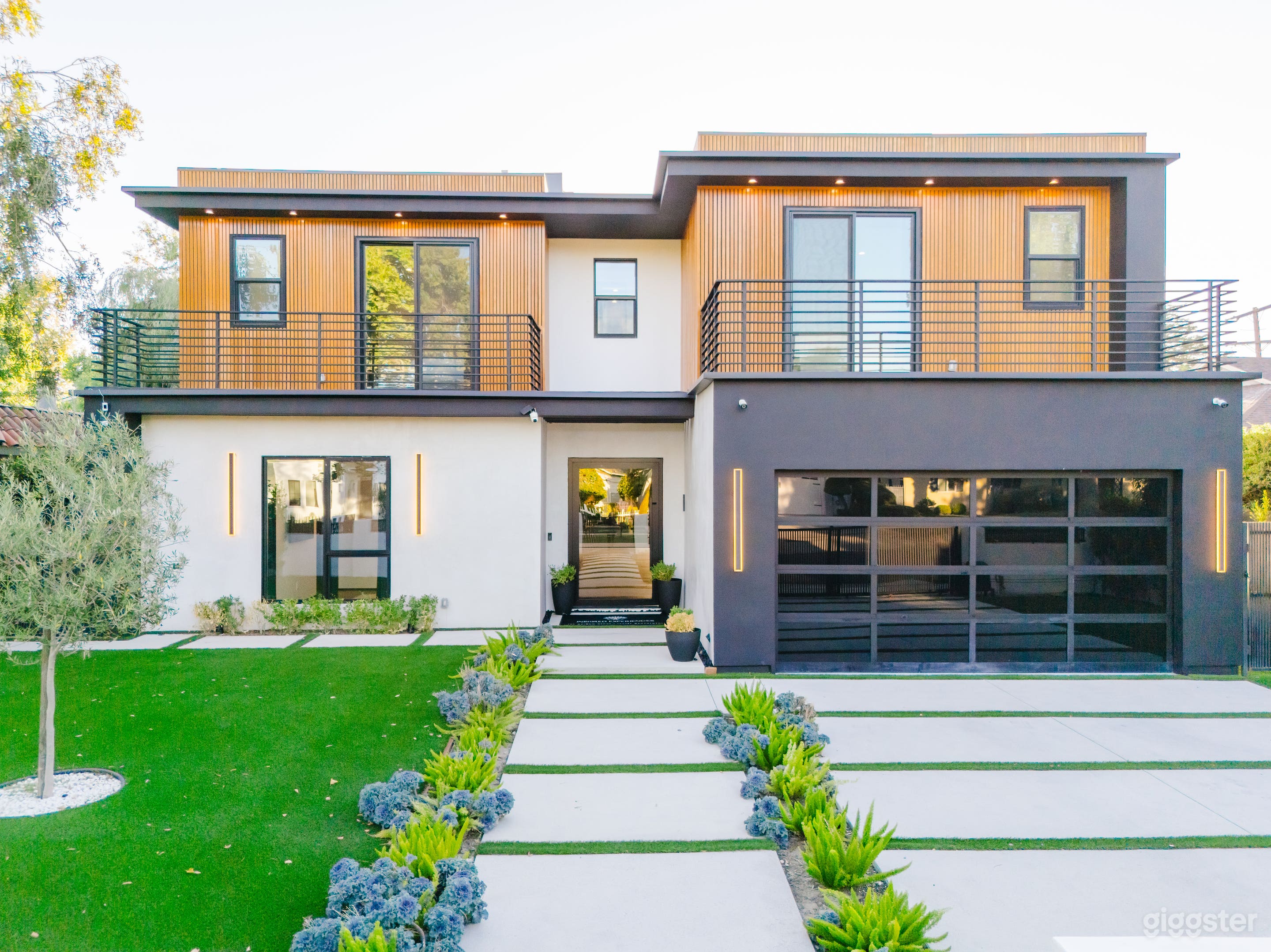 GLASS RUNWAY MODERN LA ESTATE Photo 2