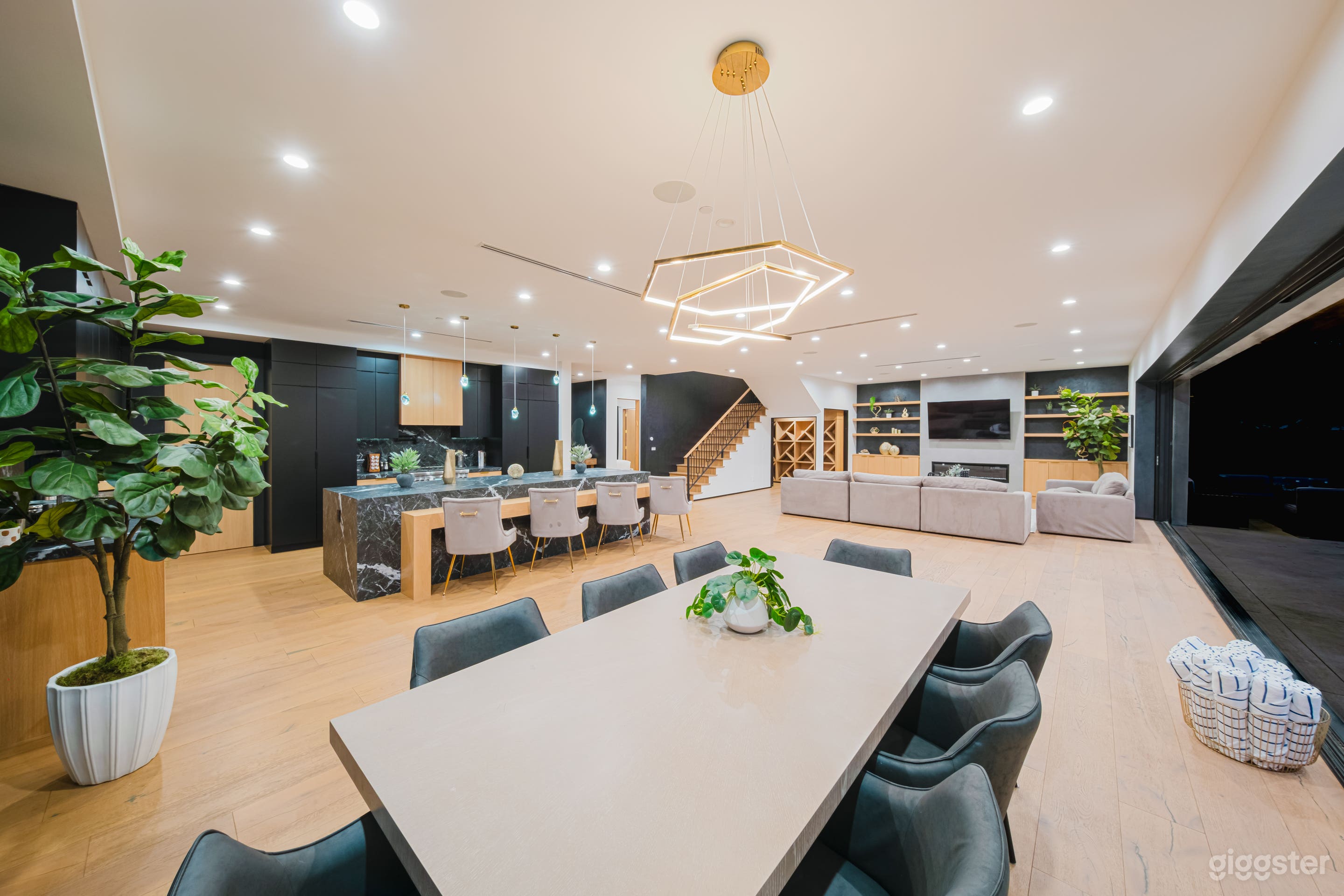 GLASS RUNWAY MODERN LA ESTATE Photo 3