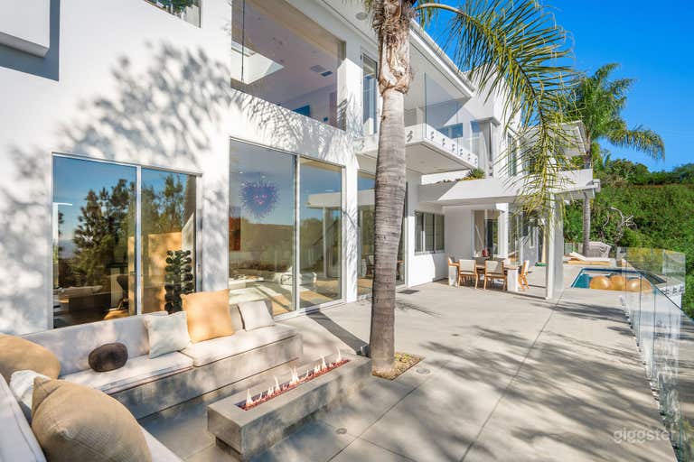  Contemporary Beverly Hills Mansion with Funky Twists 