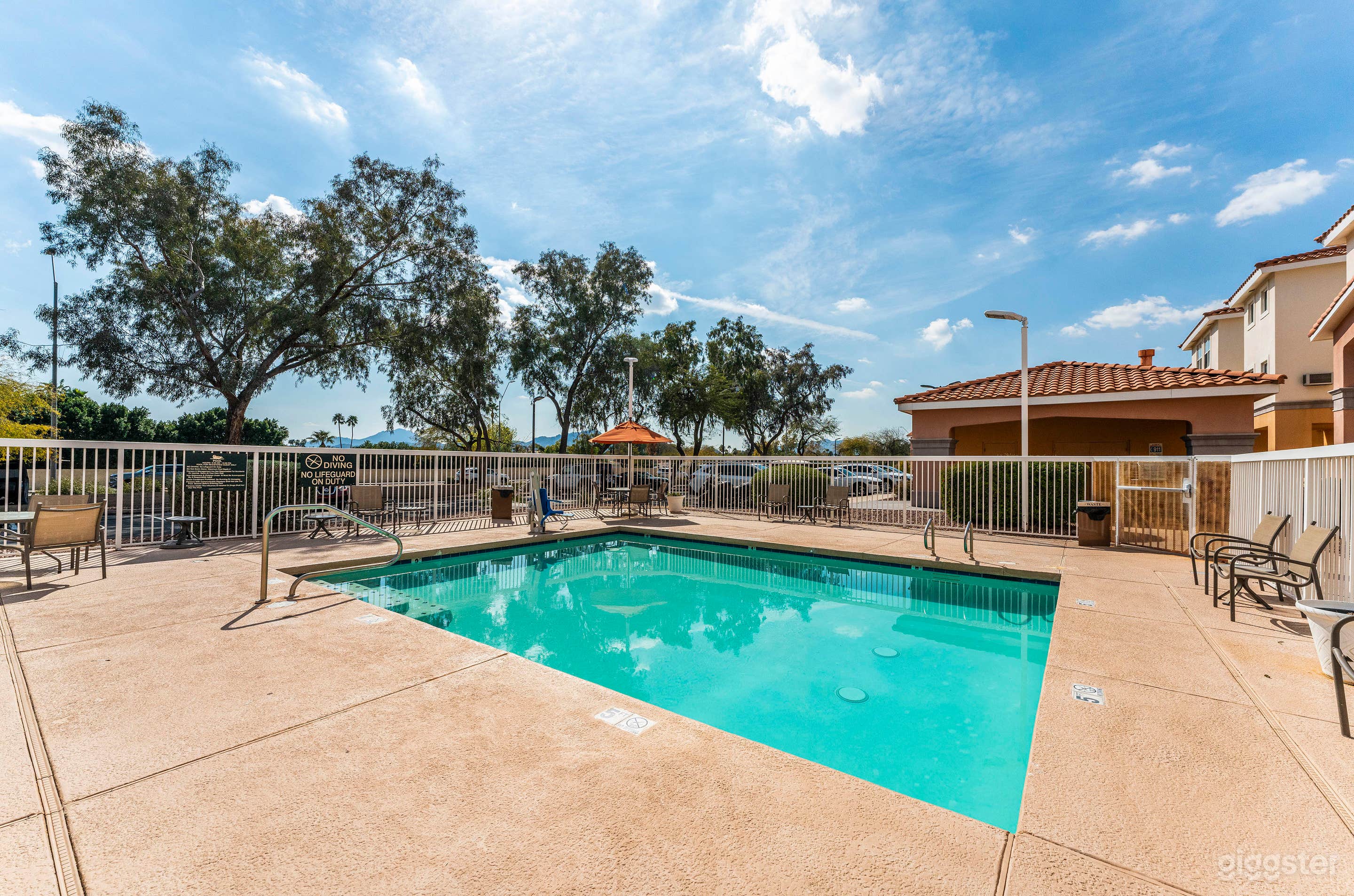 Square-shaped Outdoor Pool Photo 2