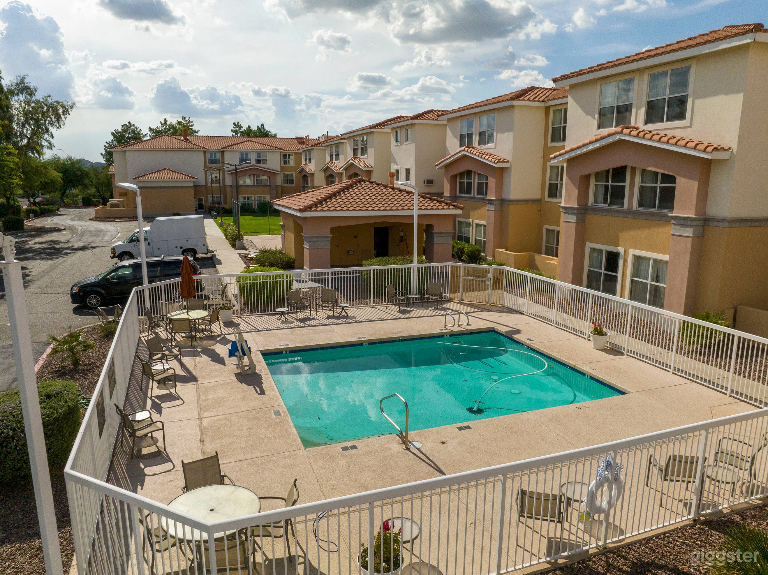 Square-shaped Outdoor Pool Photo 1