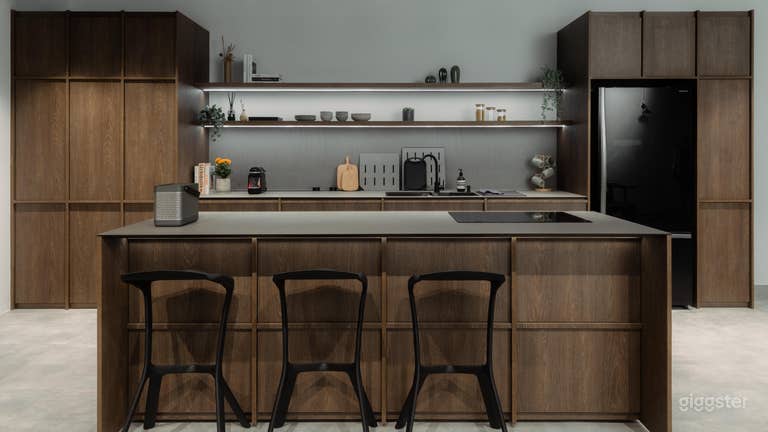  5.6m fully functioning kitchen with 2.4m movable island 