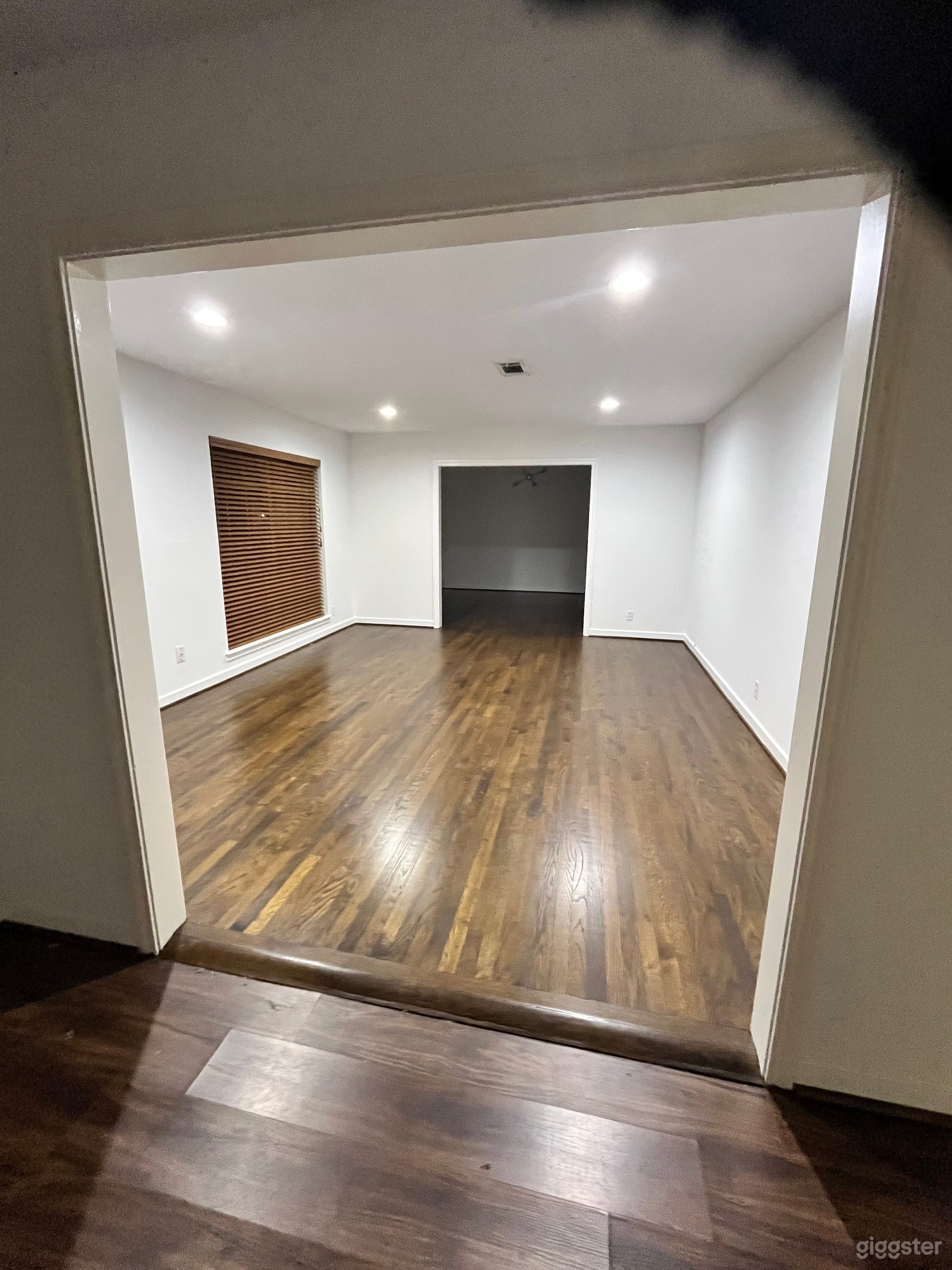 Empty house - reno white kitchen -wood floors Photo 3