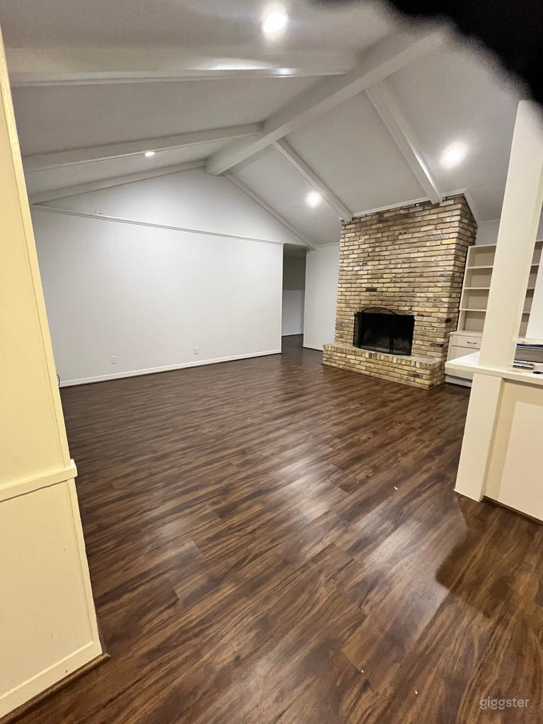  Empty house - reno white kitchen -wood floors 