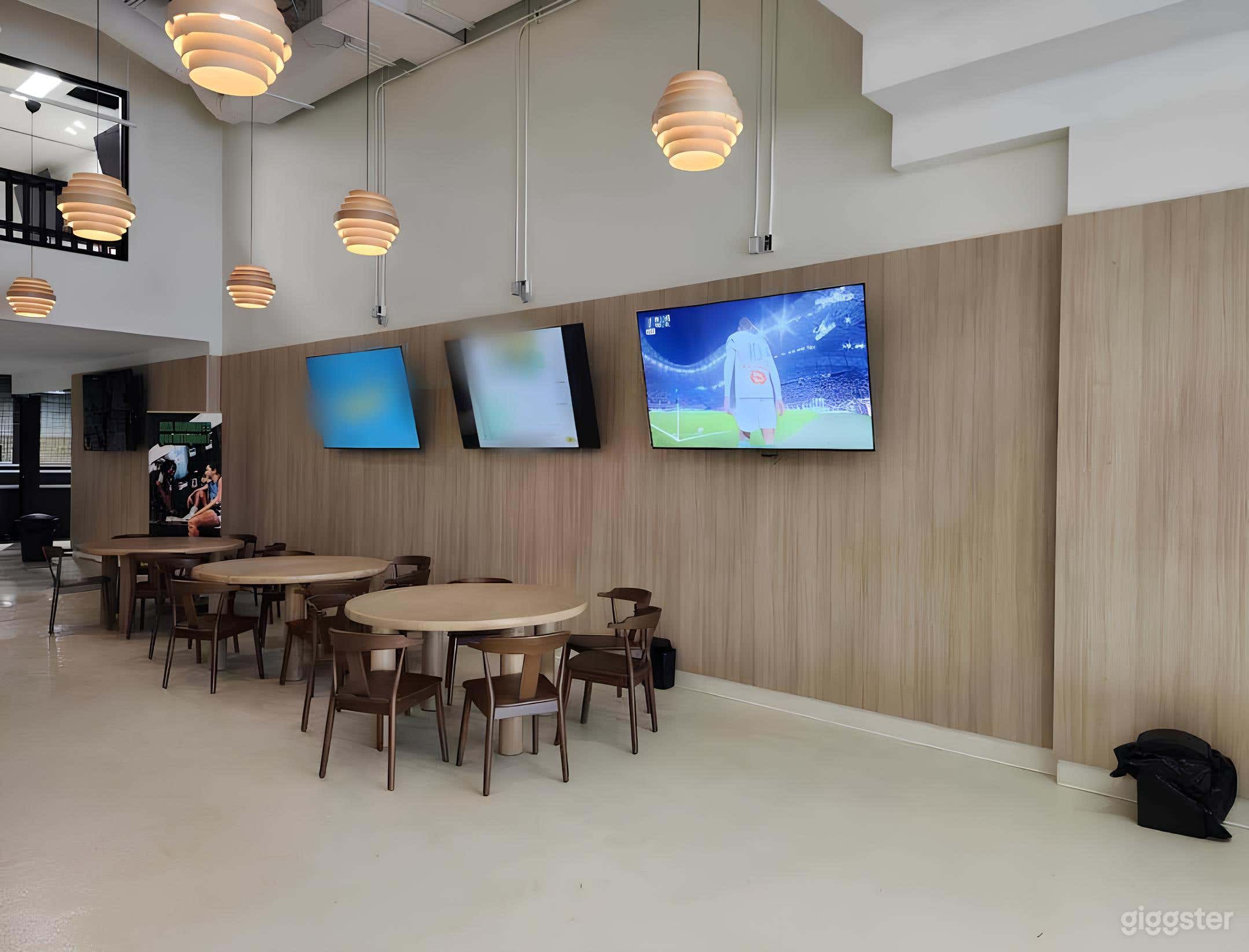 Lounge with Friendly Vibe Photo 2