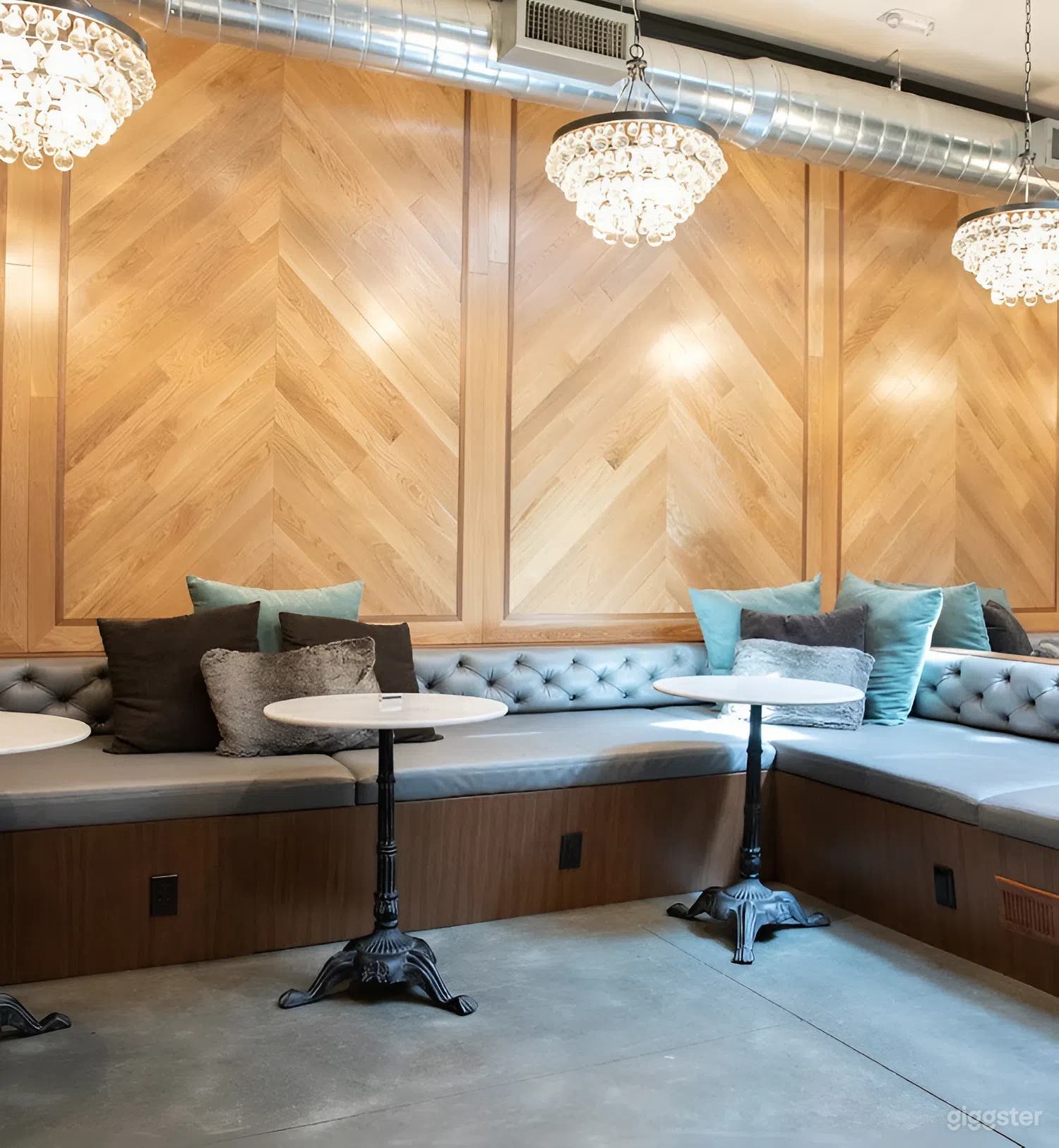 Modern Urban Lounge Photo 2