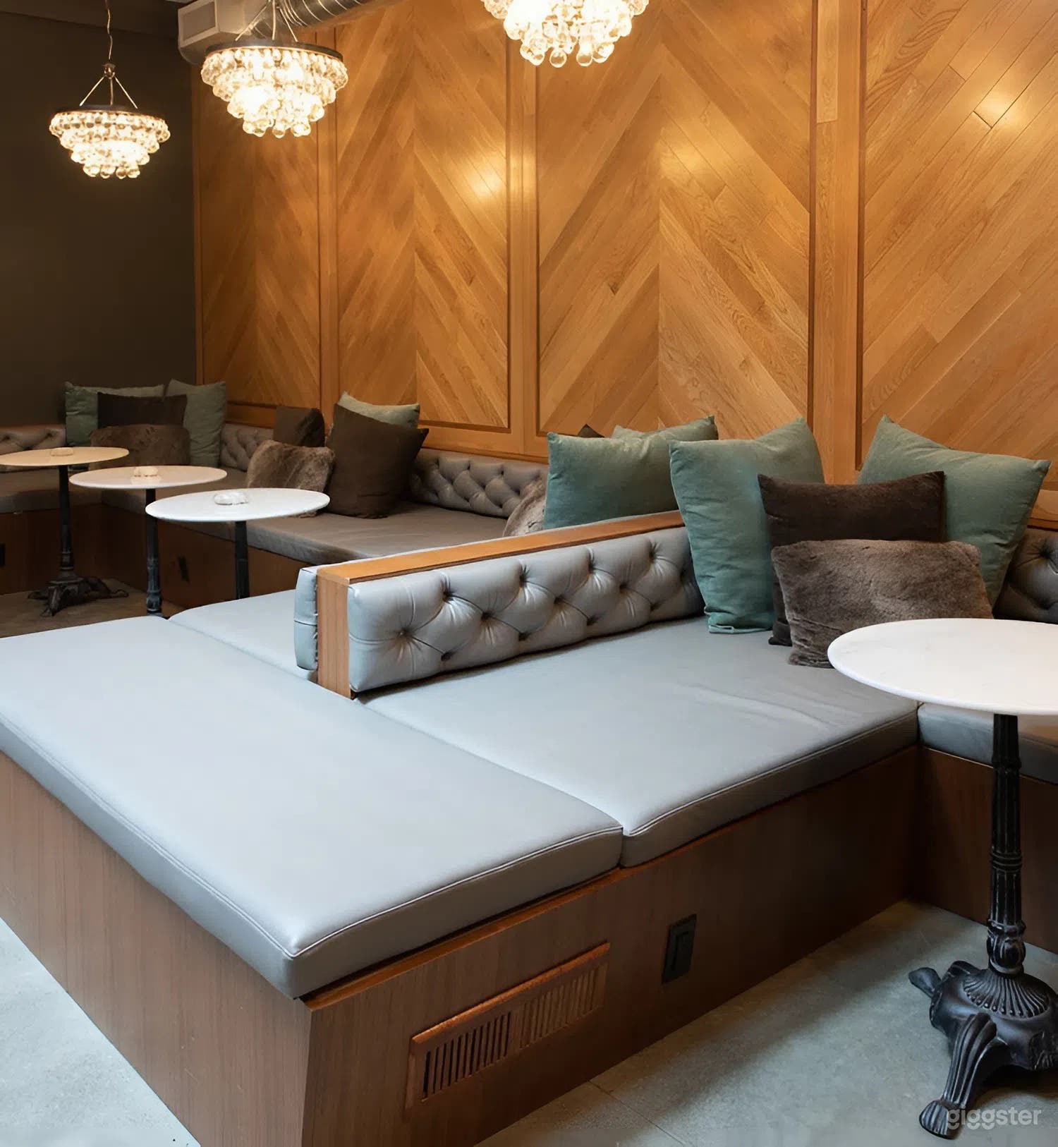 Modern Urban Lounge Photo 3