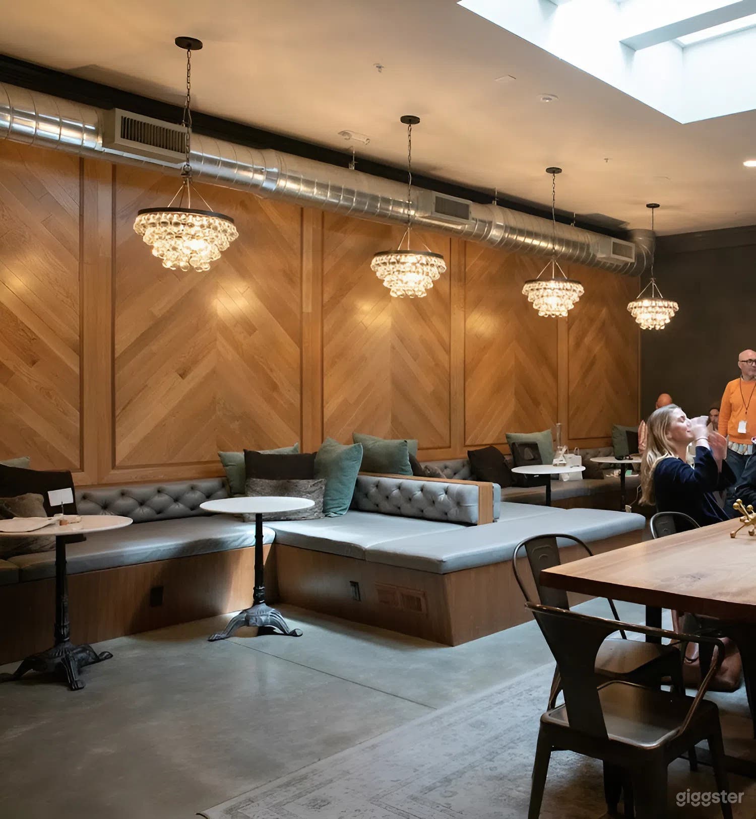 Modern Urban Lounge Photo 1