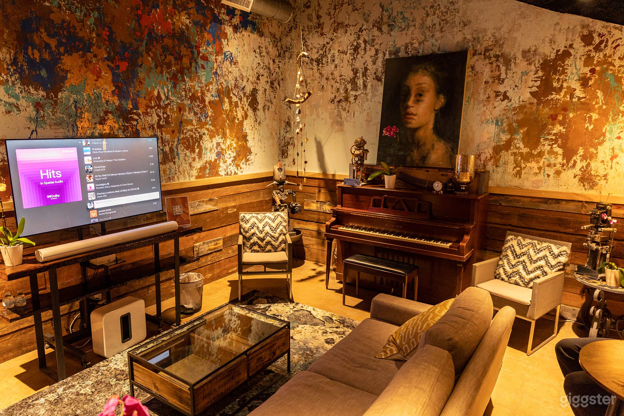 Building 3 Studio Lounge Photo 3