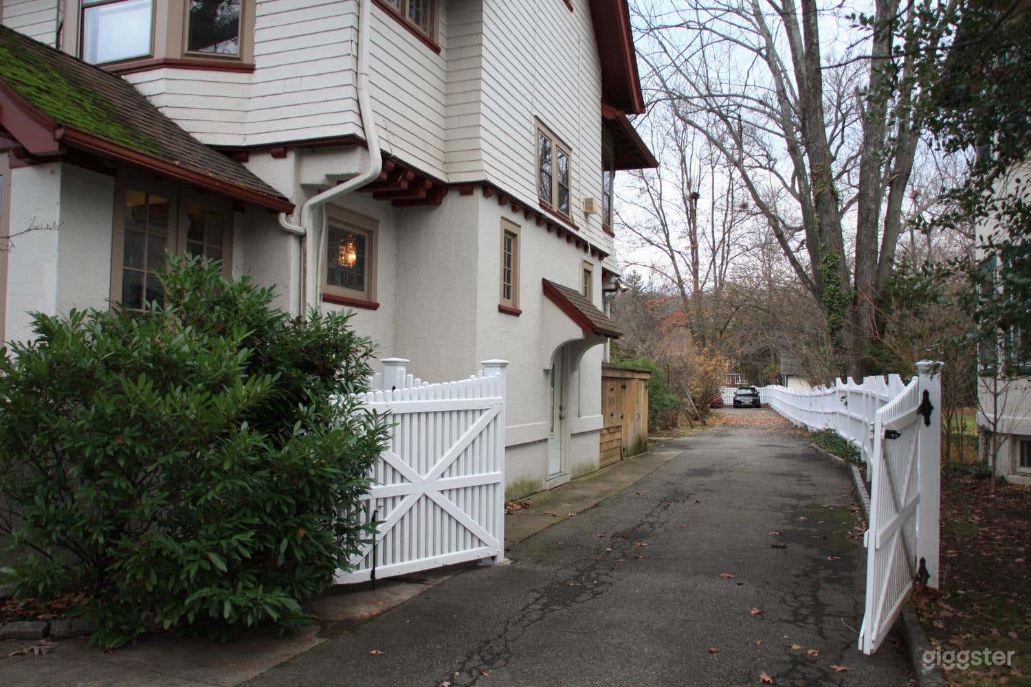 Lived-in home with large backyard and art studio Photo 2