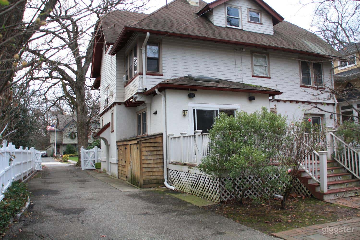 Lived-in home with large backyard and art studio Photo 4