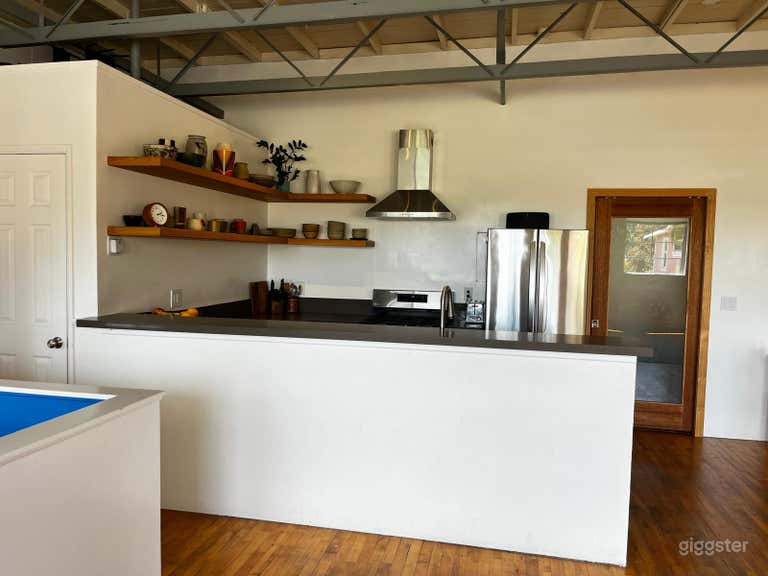  Two Story Loft In Beachside City Of Ventura, CA 