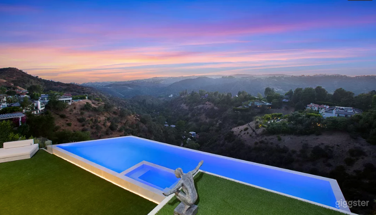 Amazing Modern Home with Views Photo 1