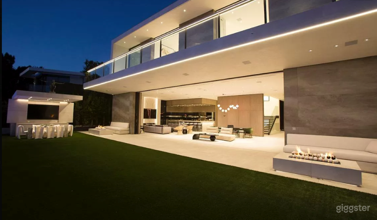 Amazing Modern Home with Views Photo 3