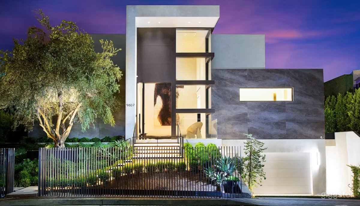 Amazing Modern Home with Views Photo 2