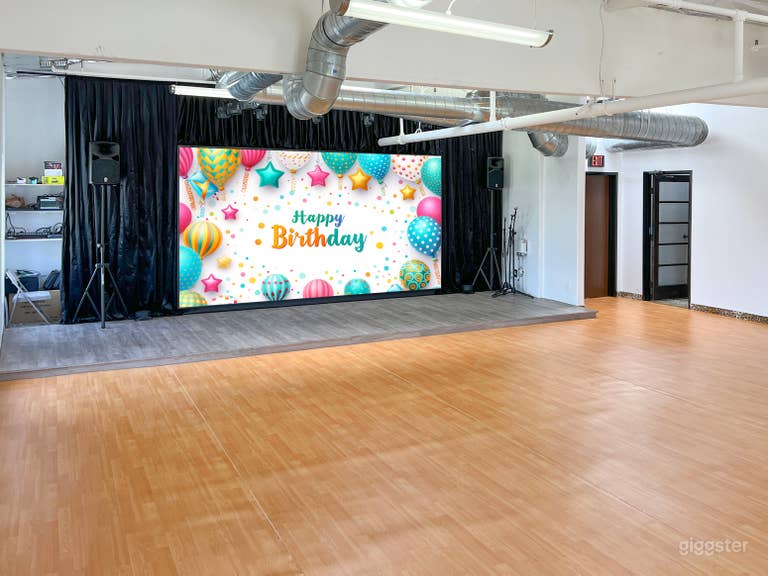  Espacio multipropósito con escenario, pantalla LED y espejos 