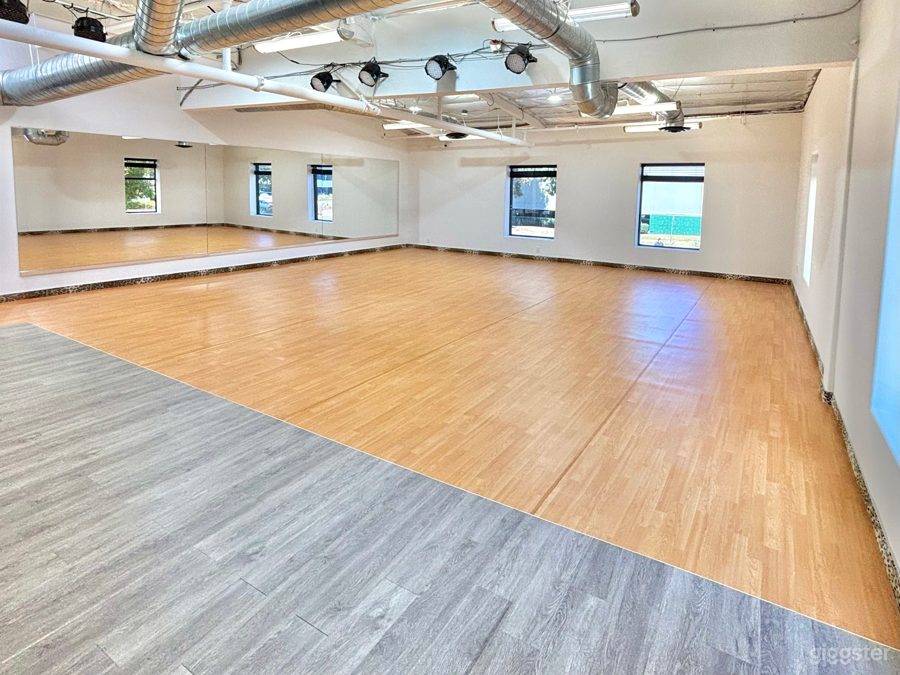 Multipurpose Space with Stage, LED Screen & Mirrors Photo 2