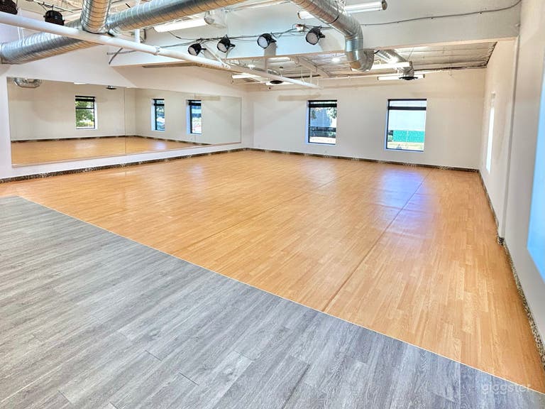  Espacio multipropósito con escenario, pantalla LED y espejos 