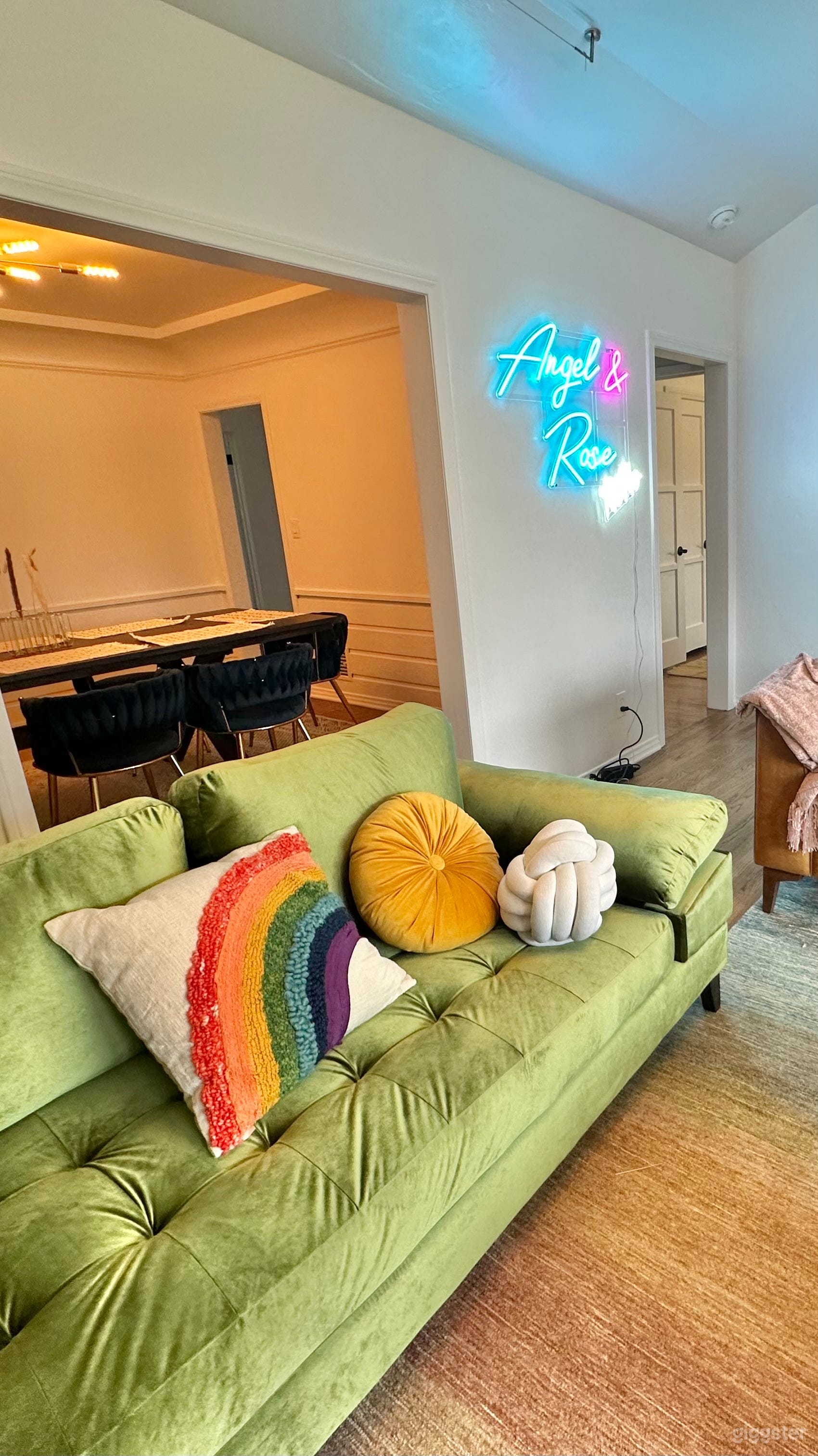 Stylish upgraded modern 2500sqf house pool parking Photo 3