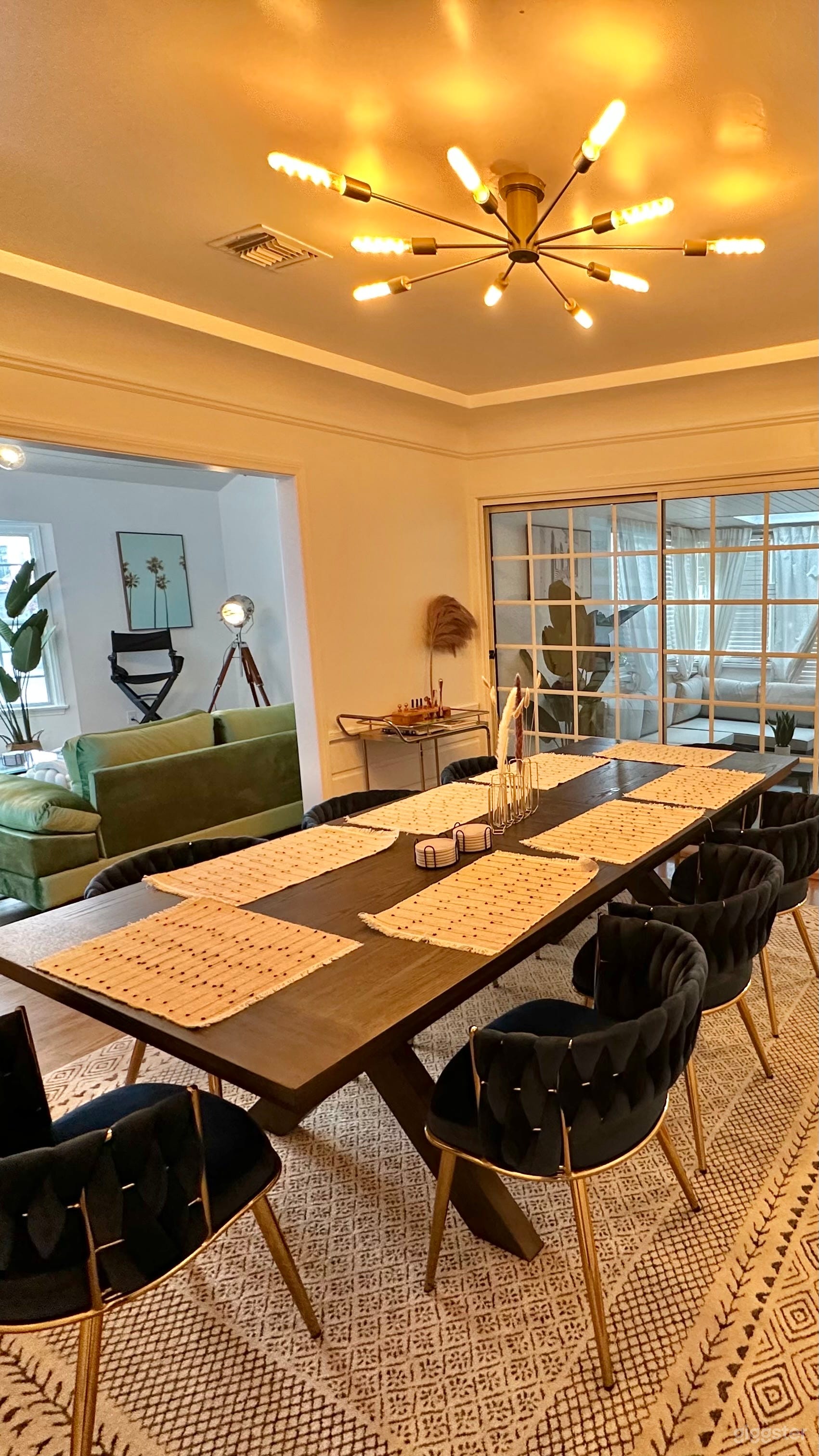 Stylish upgraded modern 2500sqf house pool parking Photo 4