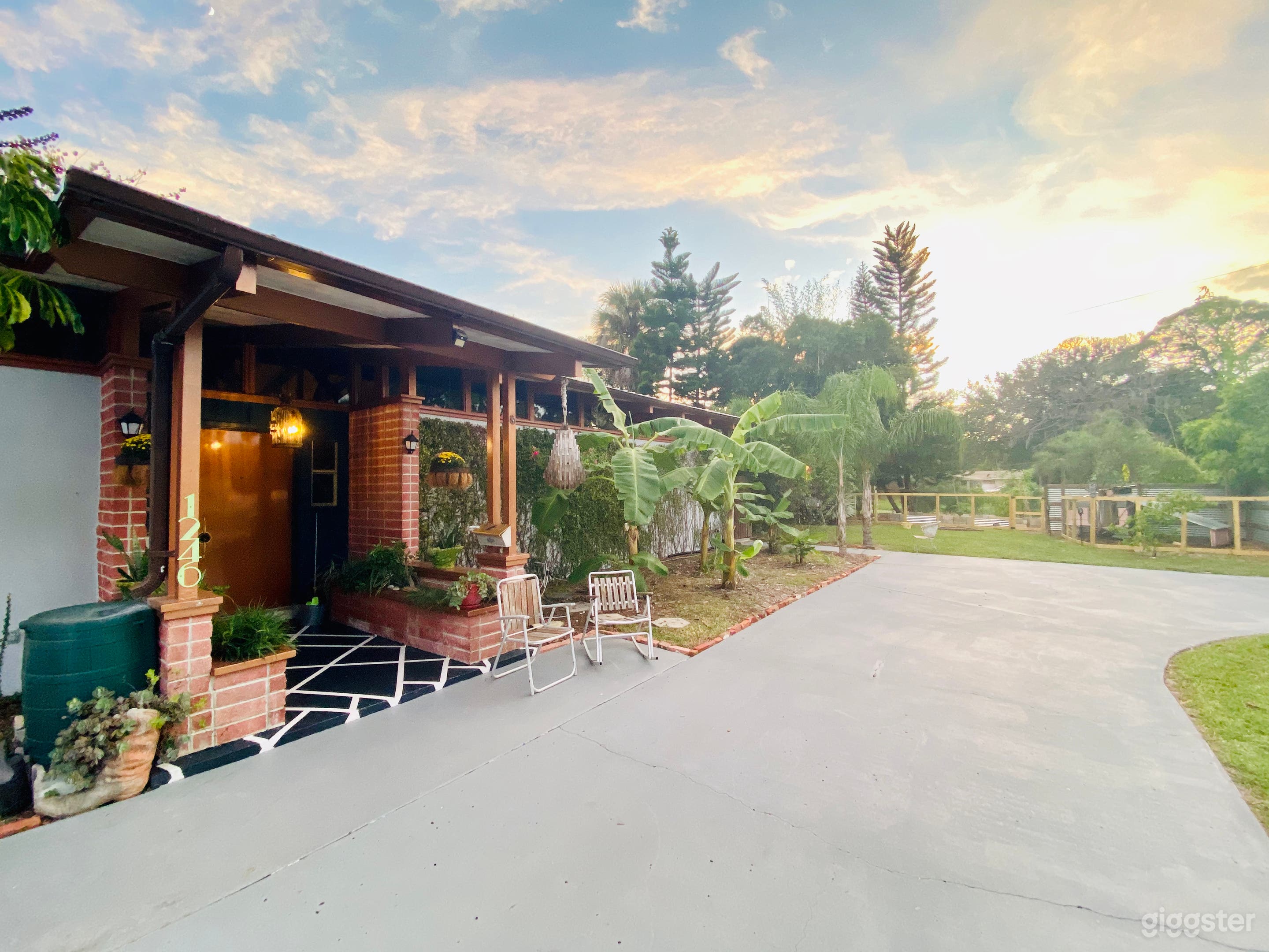 Welcome to amity house
Mid century modern Frank Lloyd Wright inspired single-family home on a acre lot with urban garden just 4 miles from the beaches and downtown