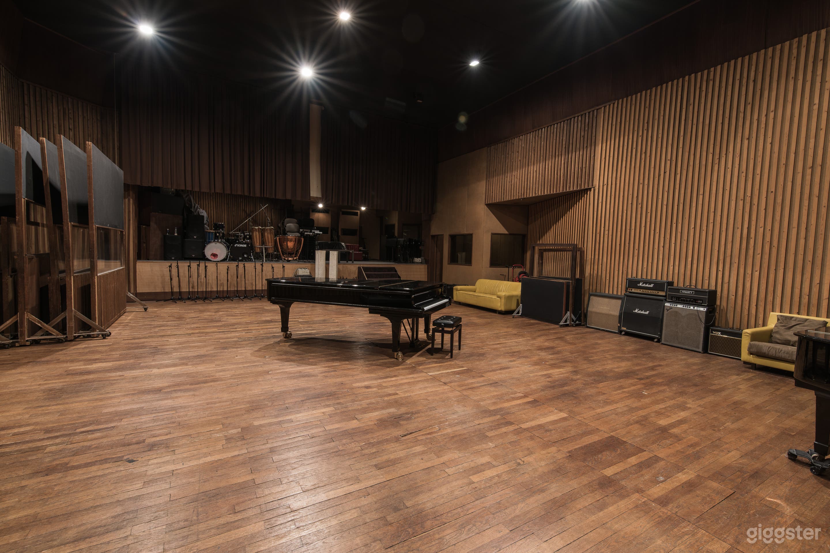 Le Studio A, 187 m2 accueillant les enregistrements, tournages et shooting photos.