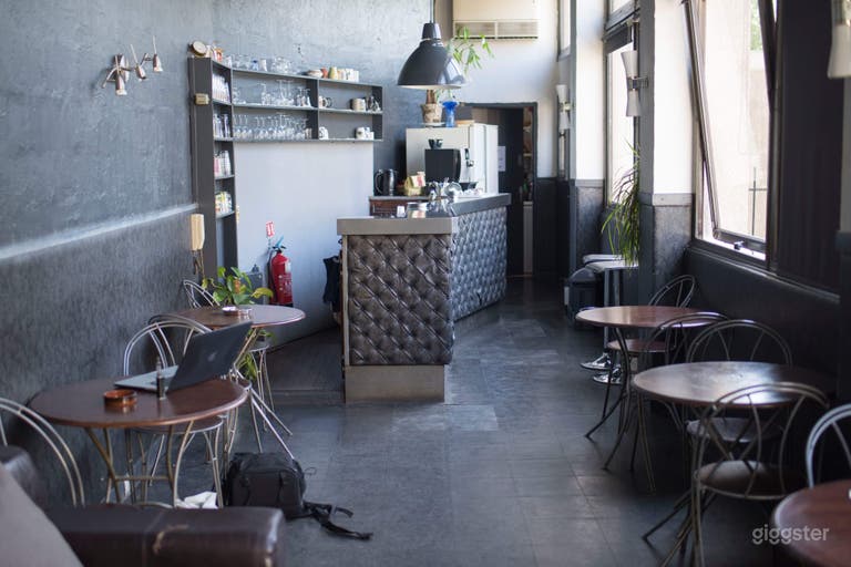  Bar cafétaria utilisé également pour le make up et coiffure. 