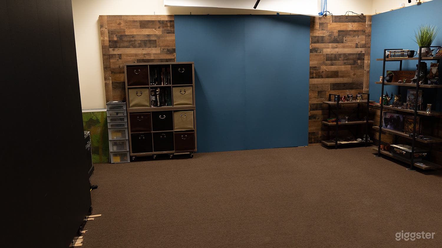 Another angle of the main shooting location.  Can be completely cleared out, or a Green Screen brought in.