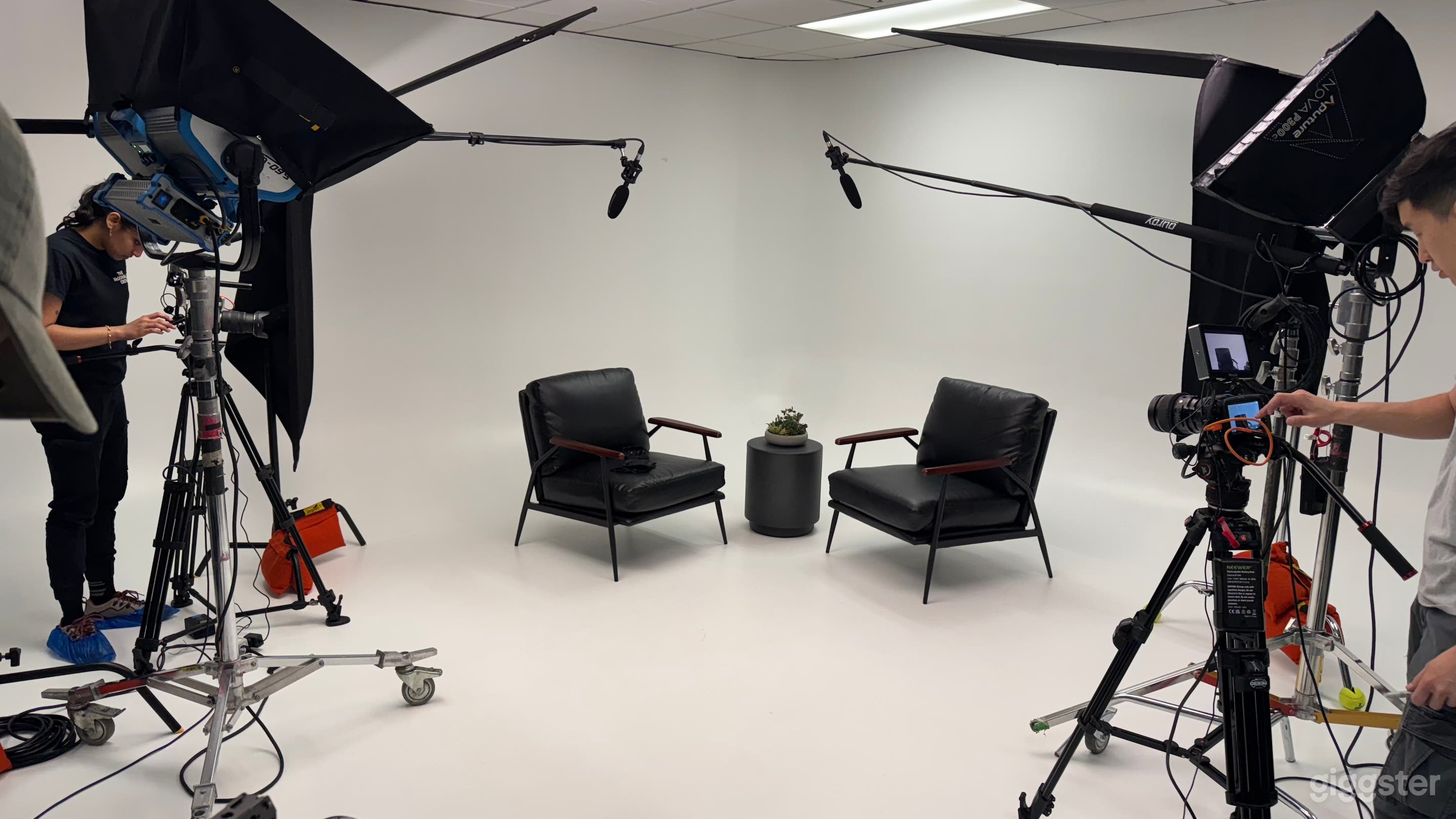 Multicolor Cyclorama Studio - Video | Film | Photo | Podcast Photo 4