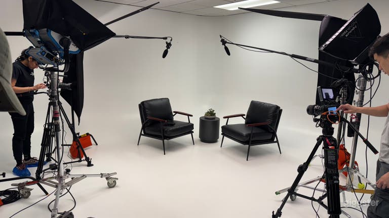  Multicolor Cyclorama Studio - Video | Film | Photo | Podcast 