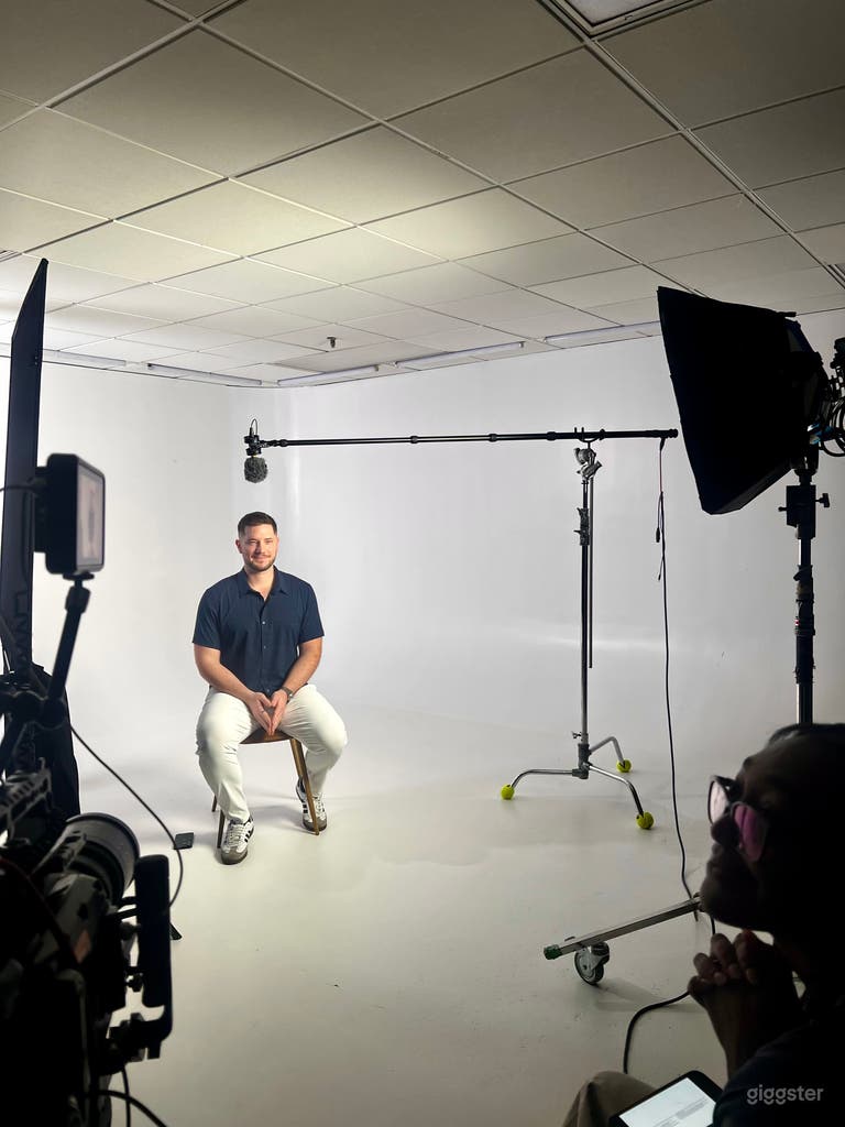  Multicolor Cyclorama Studio - Video | Film | Photo | Podcast 