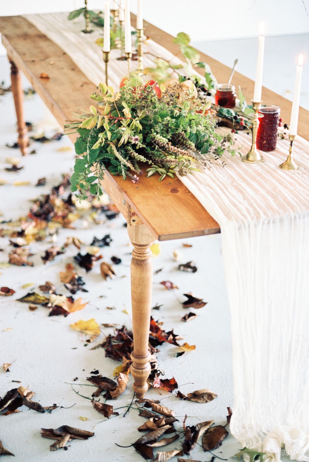 One 10ft wood harvest farm table plus 10 vintage wood folding chairs are included in the space. Additional items can also be rented through @fionalouisedesign. 

photo by @somethingminted 