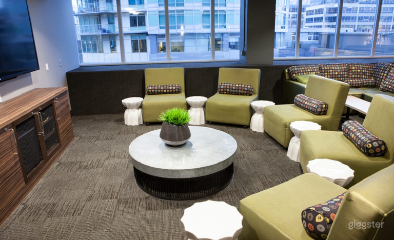  Stylish Media Room in Bellevue 