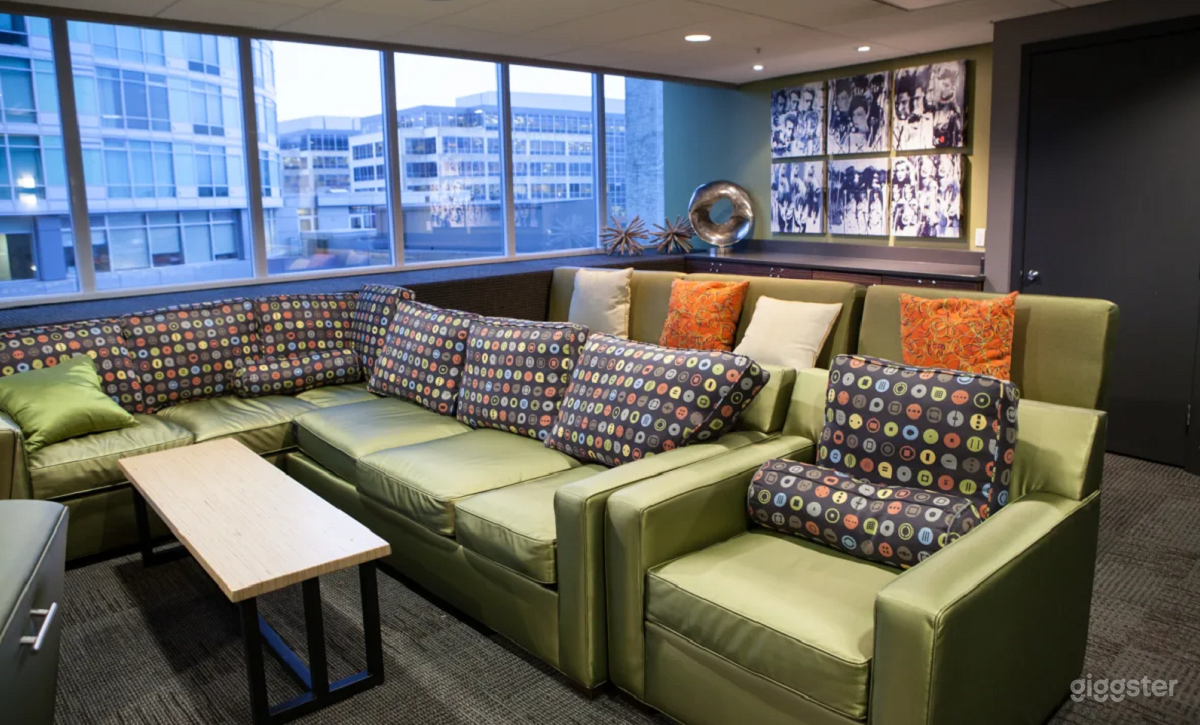 Stylish Media Room in Bellevue Photo 4