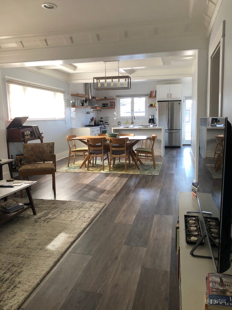  Open layout of living room + kitchen 