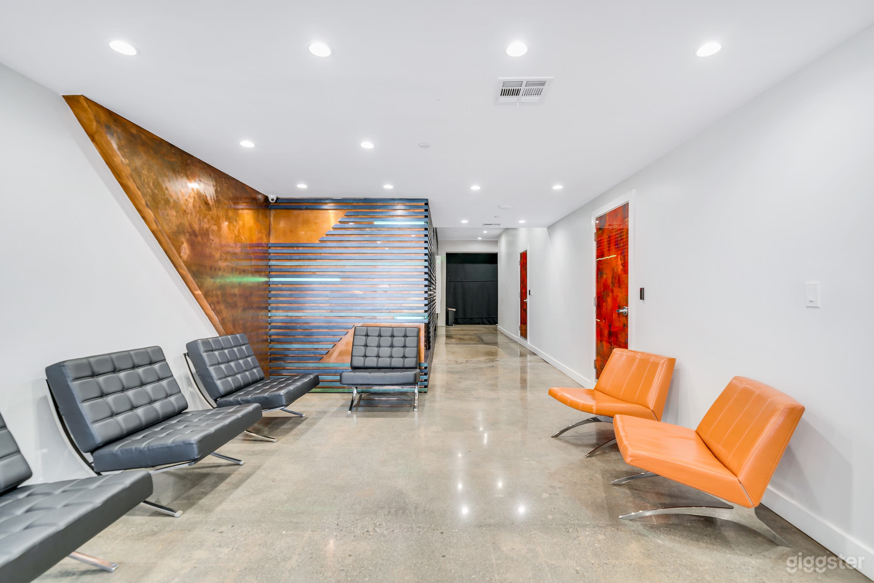 SLEEK &amp; MODERN RECORDING STUDIO – HIGH-TECH  Photo 3