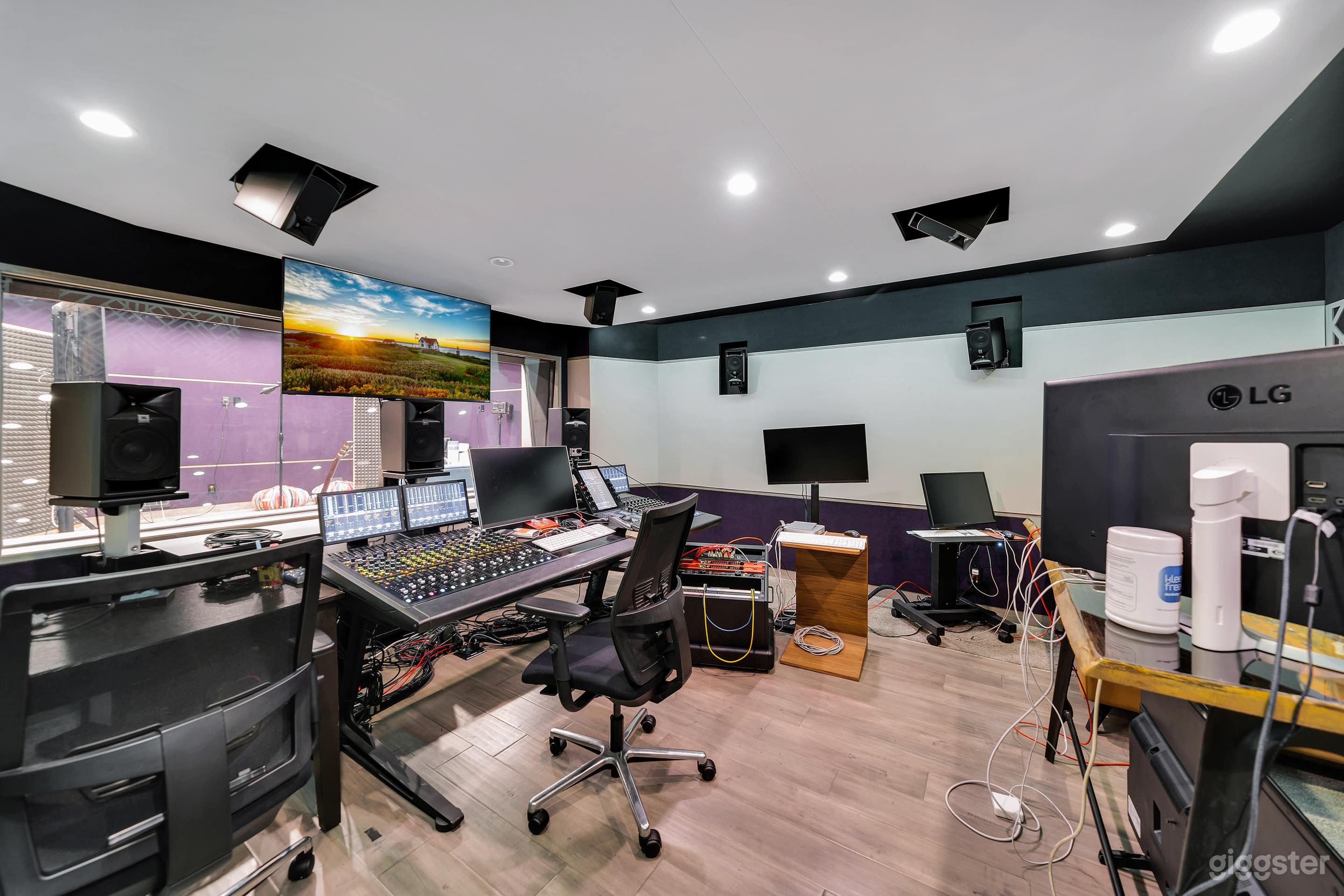 SLEEK &amp; MODERN RECORDING STUDIO – HIGH-TECH  Photo 2