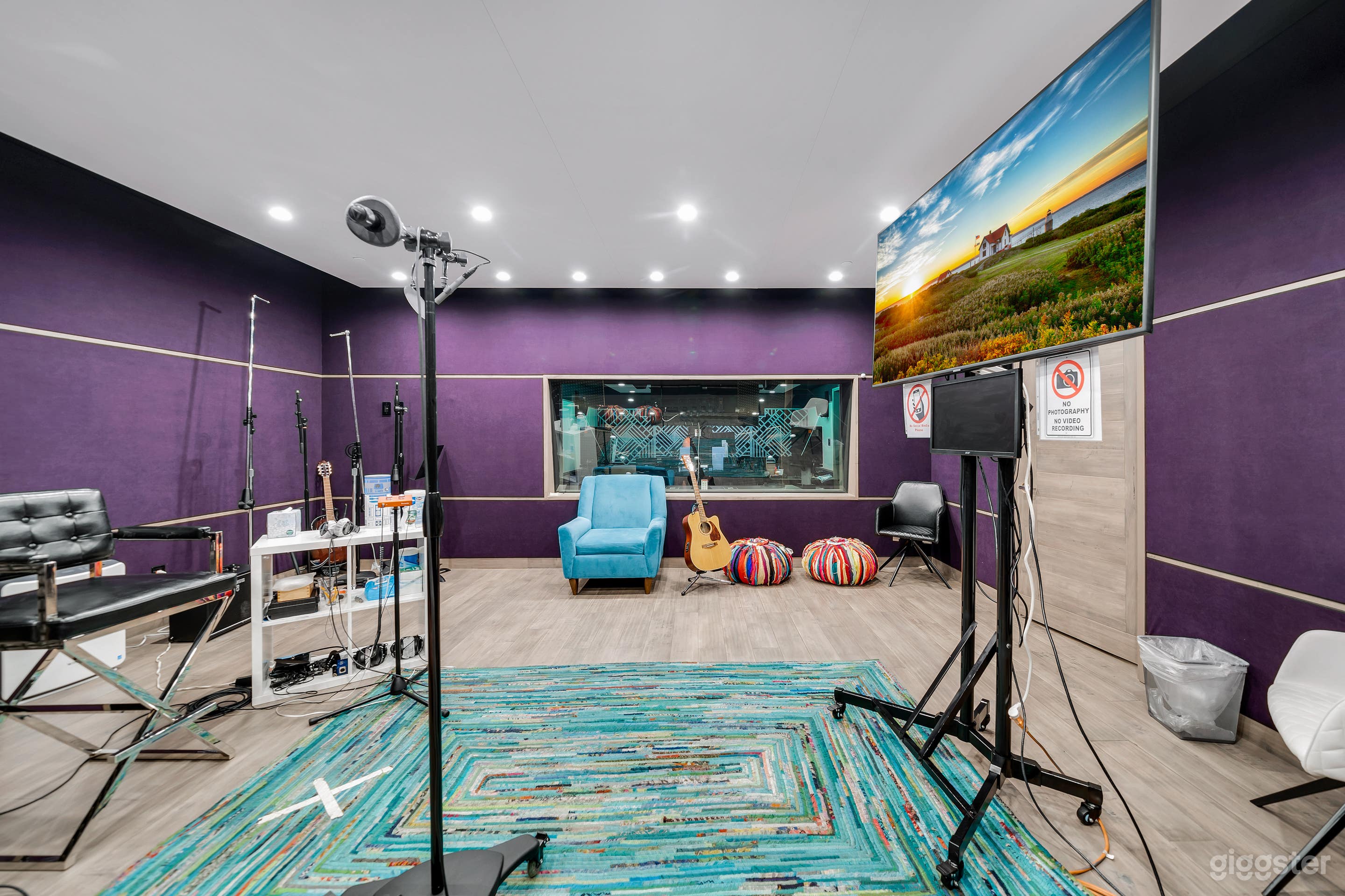 SLEEK &amp; MODERN RECORDING STUDIO – HIGH-TECH  Photo 4
