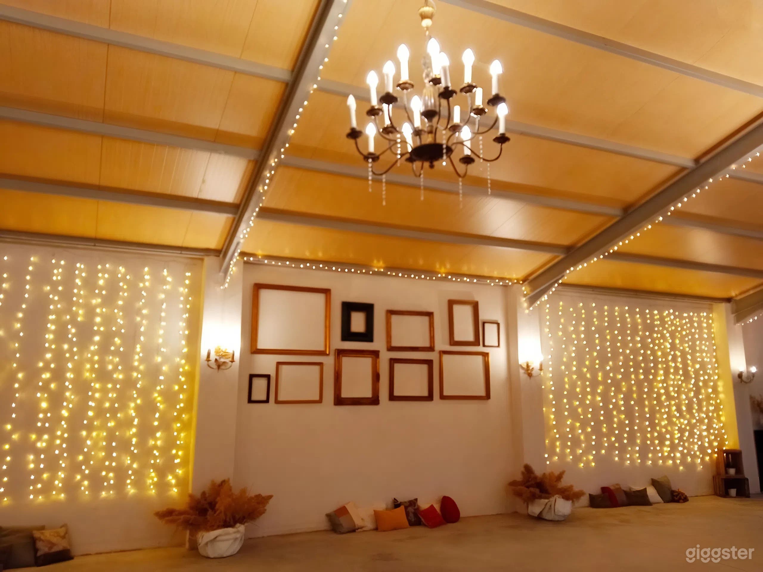 Nave industrial con techos altos y vistas panorámicas Photo 4