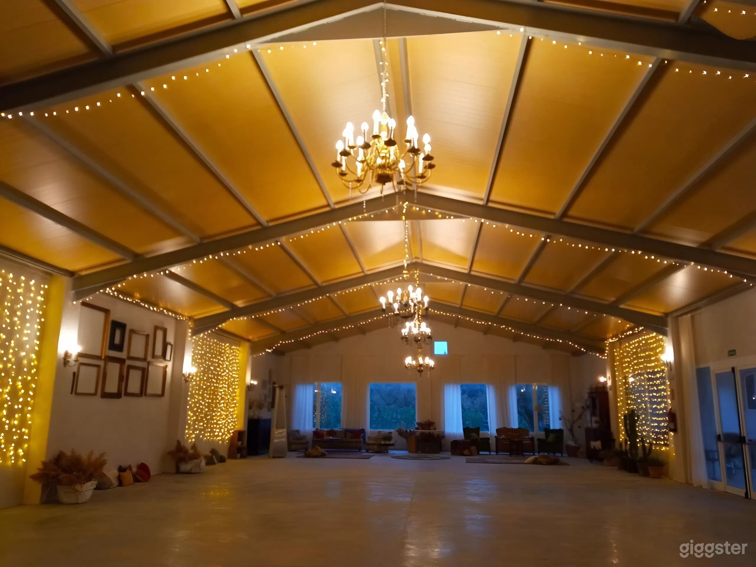 Nave industrial con techos altos y vistas panorámicas Photo 2