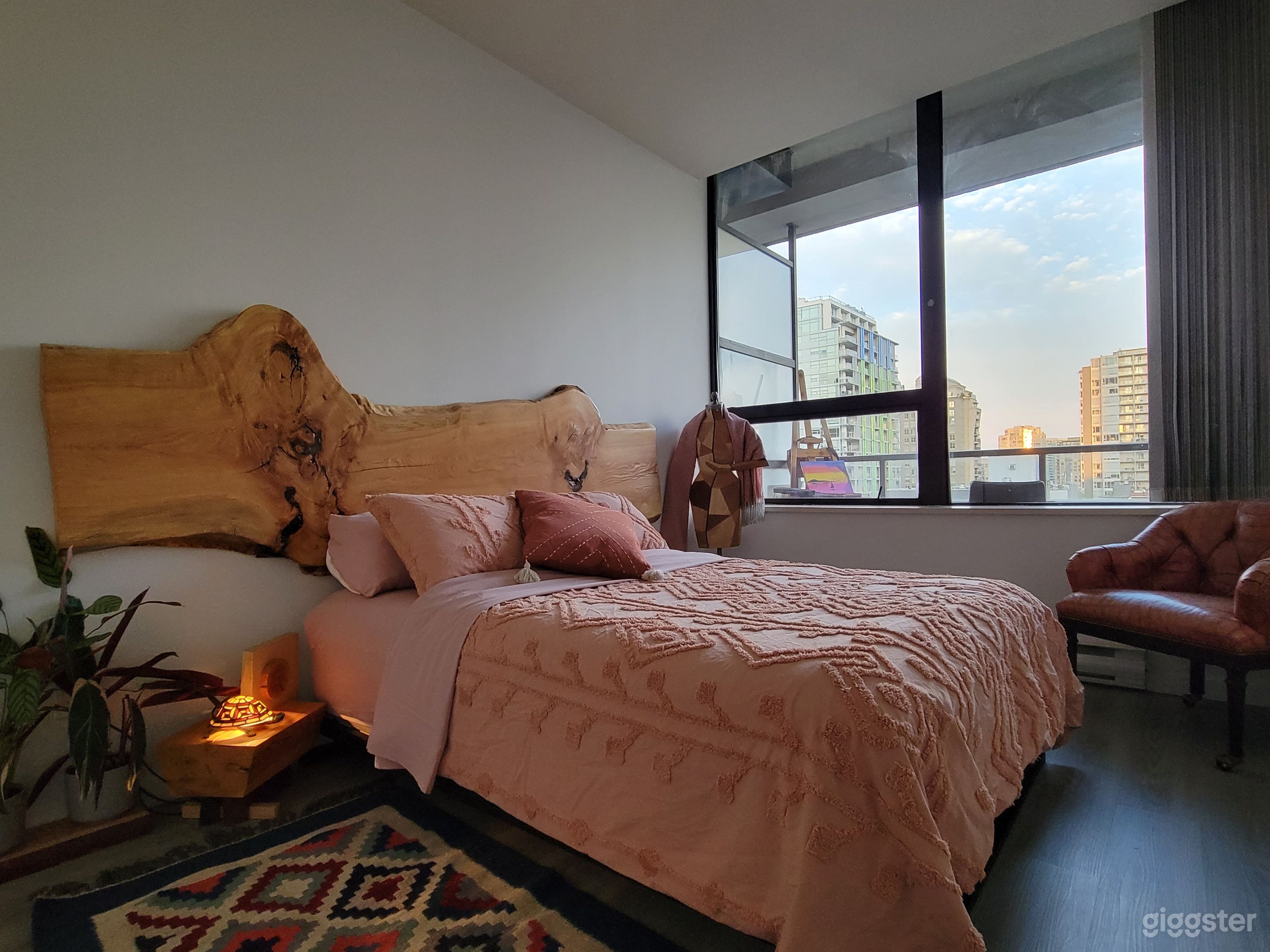 Unique Stylish Place Downtown Vancouver Photo 1