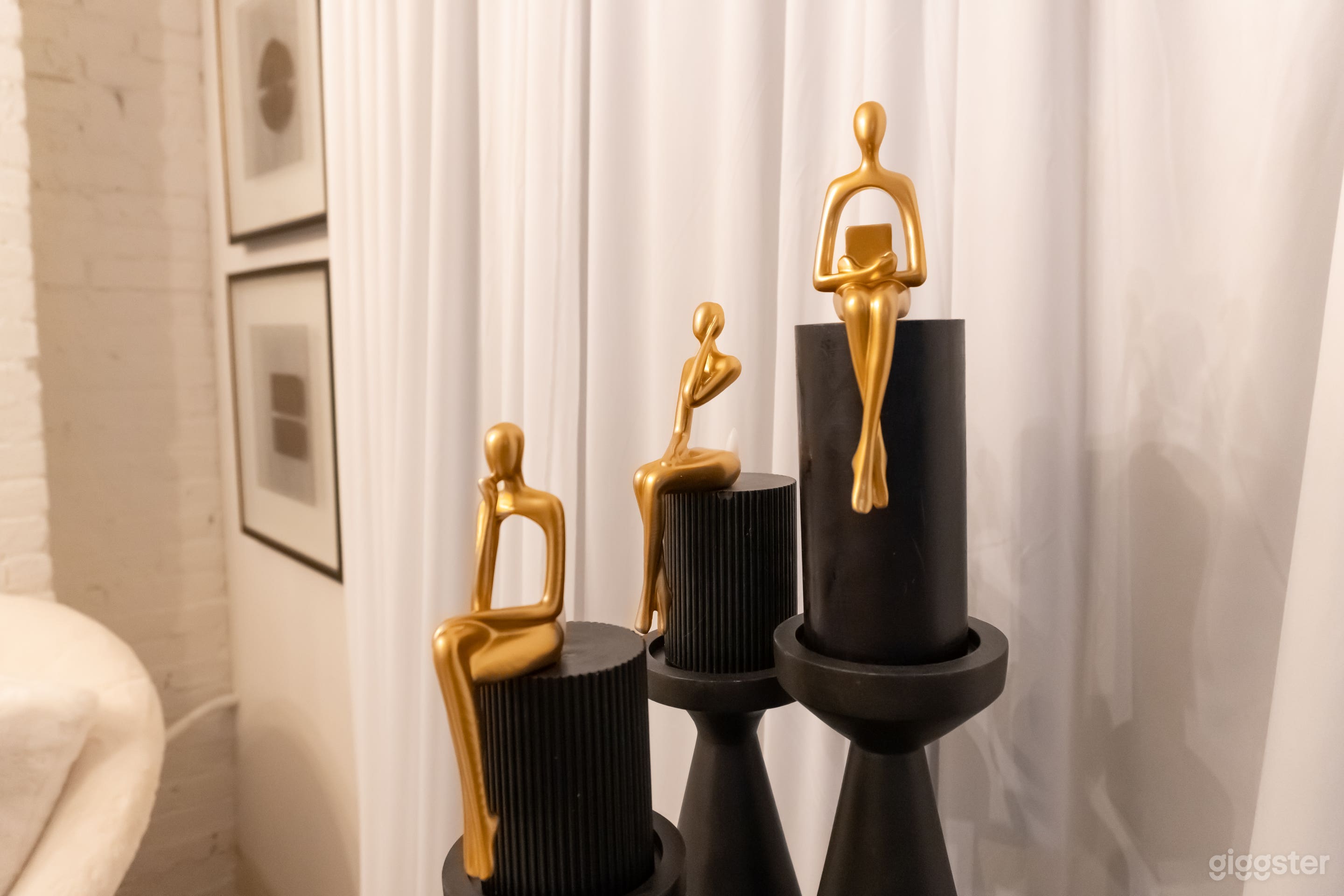 Glam Beauty Content Studio & Vanity Photo Set Photo 4