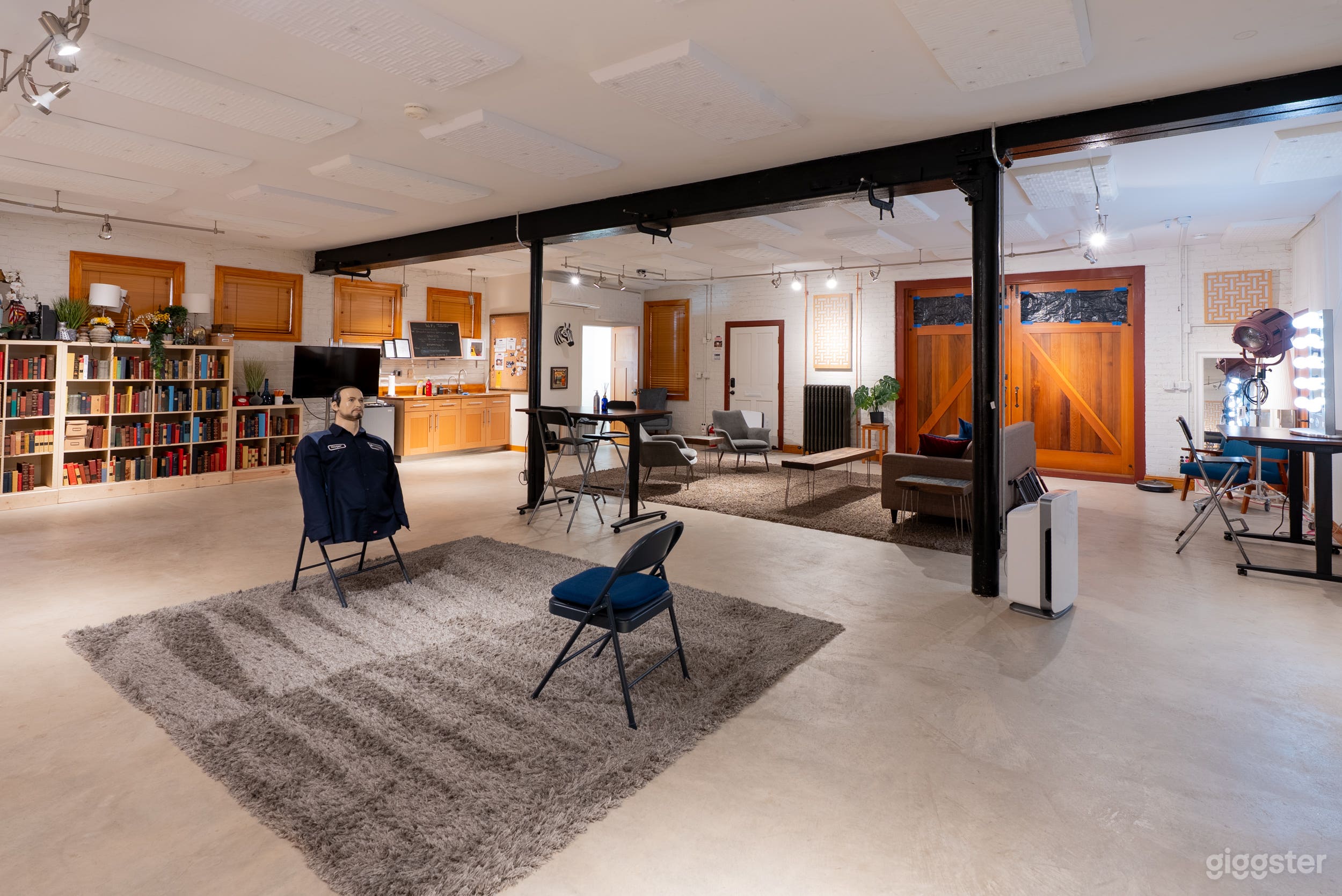 Professional Film/TV/Podcast studio with lighting Photo 3