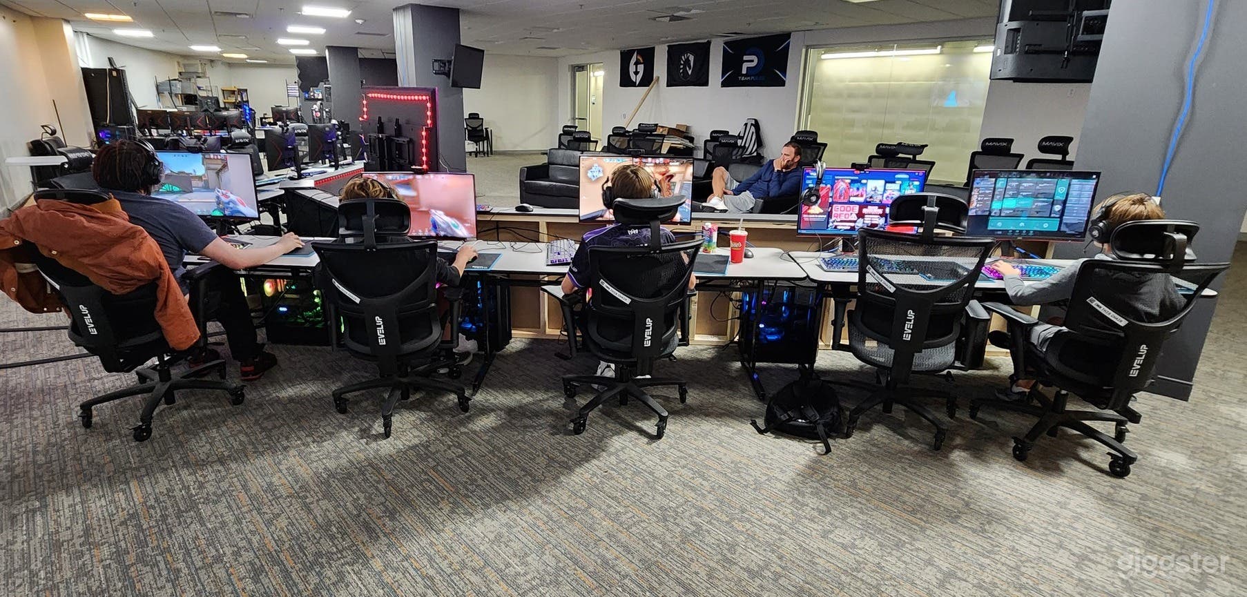 The Gamer's Lounge &amp; Lobby Area Photo 2